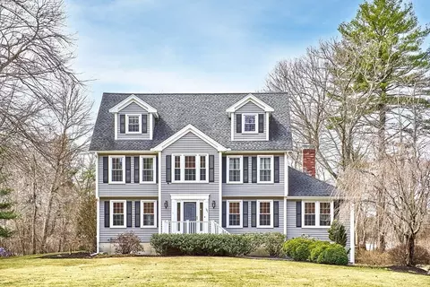 101 Crossbow Ln, North Andover, MA 01845