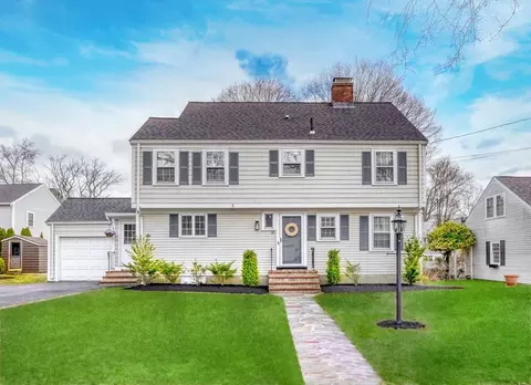 35 Woodcrest Dr, Melrose, MA 02176