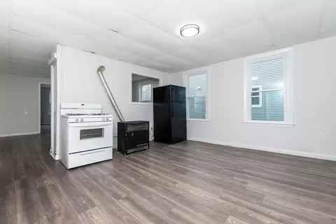Living - 81 Merrifield St, Worcester, MA 01605 photo 1 of 8