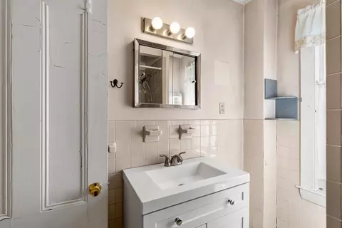 Bath - 26 Purchase St, Danvers, MA 01923 photo 2 of 3