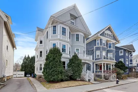 122 Davis Ave #1, Brookline, MA 02445