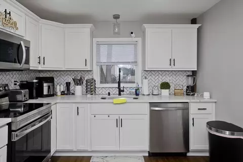 Kitchen - 25 Verge St, Springfield, MA 01129 photo 2 of 3