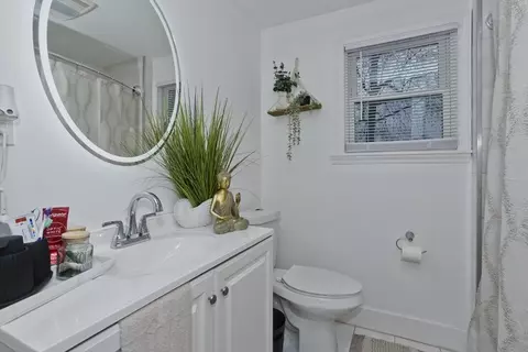 Bath - 25 Verge St, Springfield, MA 01129 photo 1 of 2