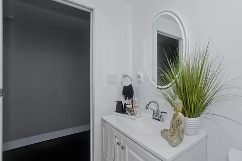 Bath - 25 Verge St, Springfield, MA 01129 photo 2 of 2