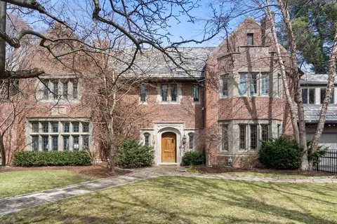 96 Monadnock Rd, Chestnut Hill, MA 02467
