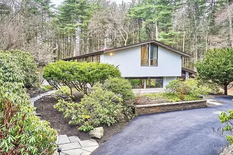 49 Stonehedge Rd, Lincoln, MA 01773