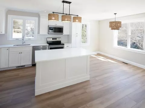 15 Thom Ave, Bourne, MA 02532