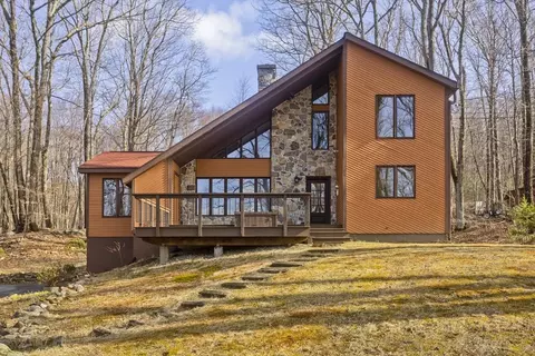 24 Brandywine Dr, Belchertown, MA 01007