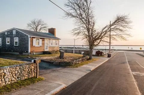19 Seymour St, New Bedford, MA 02744