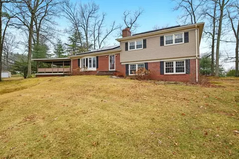 31 Oak Bluff Cir, East Longmeadow, MA 01028