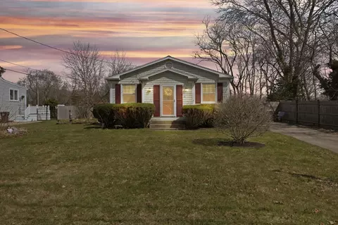 10 White St, Acushnet, MA 02743
