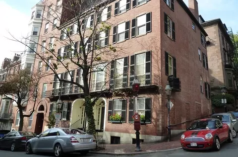 1 Chestnut St #5A, Boston, MA 02108