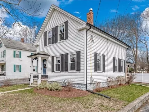 9 Southwick St, Middleboro, MA 02346