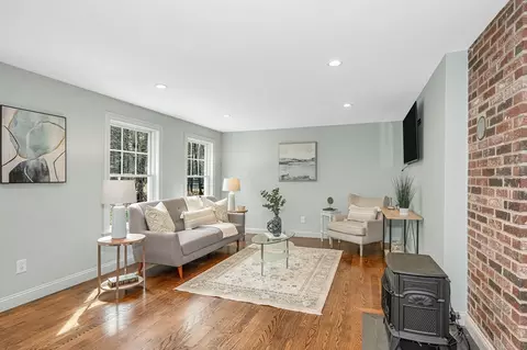 Living - 29 Washington St, Boxford, MA 01921 photo 2 of 3