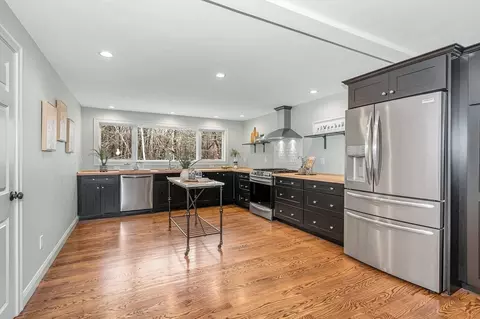 Kitchen - 29 Washington St, Boxford, MA 01921 photo 2 of 3