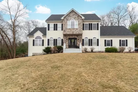 25 Larkin Ln, Hopedale, MA 01747