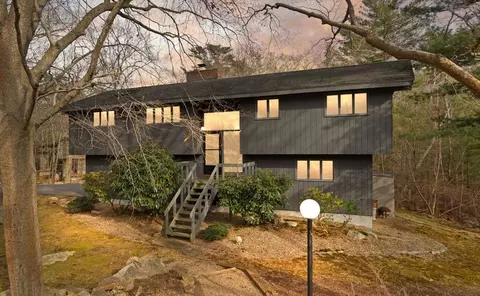 16 Ledgewood Rd, Manchester, MA 01944