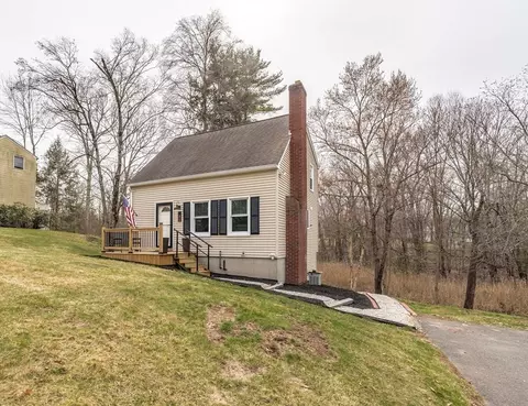 8 Woodcock Ct, Feeding Hills, MA 01030