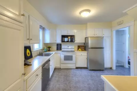 Kitchen - 4 Commonwealth Ave, Worcester, MA 01604 photo 4 of 5
