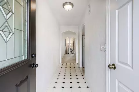 Entry Way - 16 Cobblestone #16, Worcester, MA 01606 photo 1 of 2