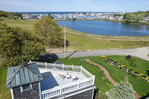 22 Greenleaf Ave, Oak Bluffs, MA 02557