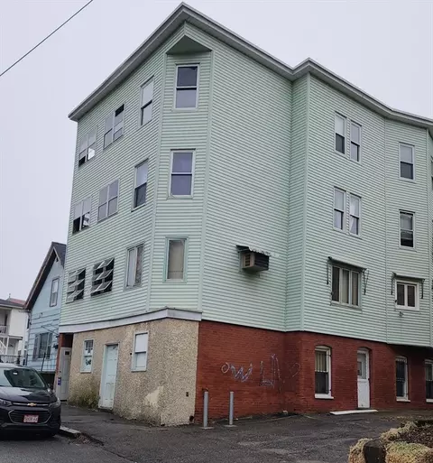 8 Chrome St, Worcester, MA 01604