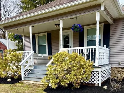 26 Pleasant St, Holden, MA 01520
