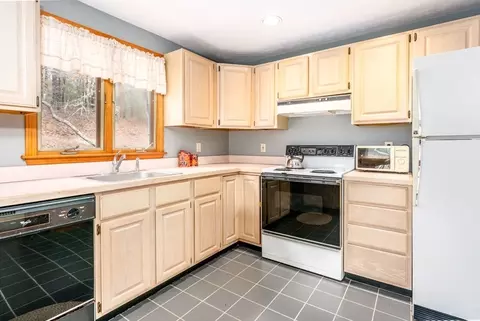 Kitchen - 19 Mutiny Way, Mashpee, MA 02649 photo 3 of 3