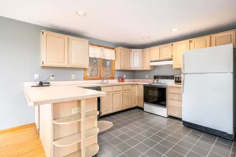 Kitchen - 19 Mutiny Way, Mashpee, MA 02649 photo 2 of 3