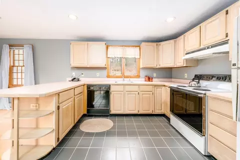 Kitchen - 19 Mutiny Way, Mashpee, MA 02649 photo 1 of 3
