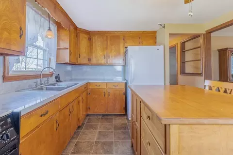 39 Polaski Ave, Chicopee, MA 01013 photo 4