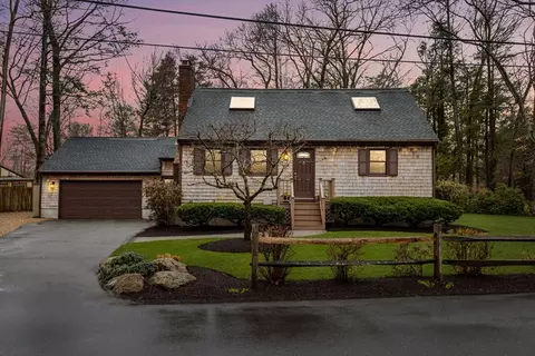 55 Village Ln, Hamilton, MA 01982