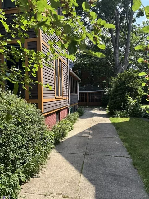 Exterior - 123 Buckingham St, Springfield, MA 01109 photo 3 of 7