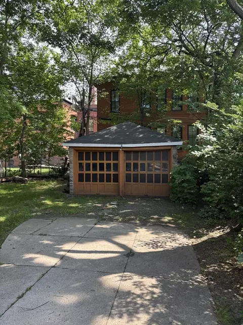 Exterior - 123 Buckingham St, Springfield, MA 01109 photo 5 of 7