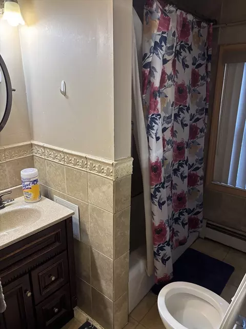 Bath - 123 Buckingham St, Springfield, MA 01109 photo 1 of 1