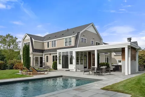 18 Crooked Ln, Manchester, MA 01944