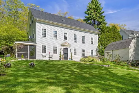 37 Walnut St, Gloucester, MA 01930
