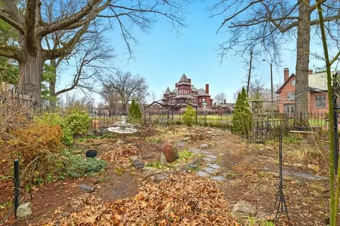 Exterior - 346 Maple St, Springfield, MA 01105 photo 6 of 8