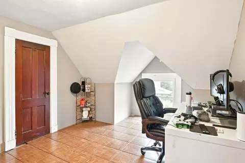 Entry Way - 346 Maple St, Springfield, MA 01105 photo 3 of 4