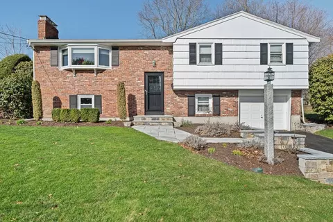 47 Grantview Ter, Brockton, MA 02301