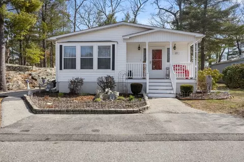 29 Leisurewoods Dr, Rockland, MA 02370