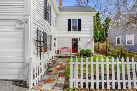 Exterior - 7 Glover Sq #2, Marblehead, MA 01945 photo 2 of 4