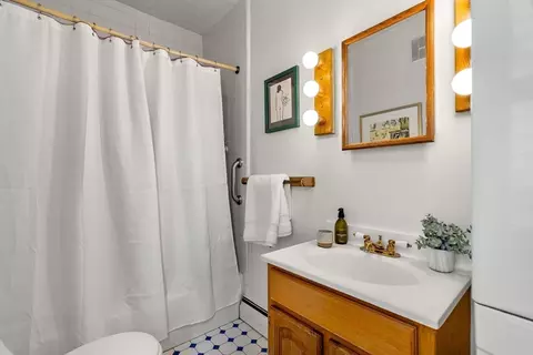 Bath - 7 Glover Sq #2, Marblehead, MA 01945 photo 2 of 2