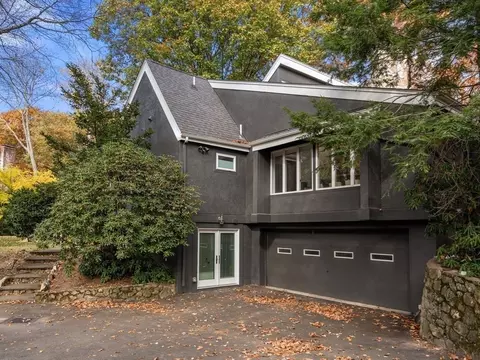 811 Hammond St, Brookline, MA 02467