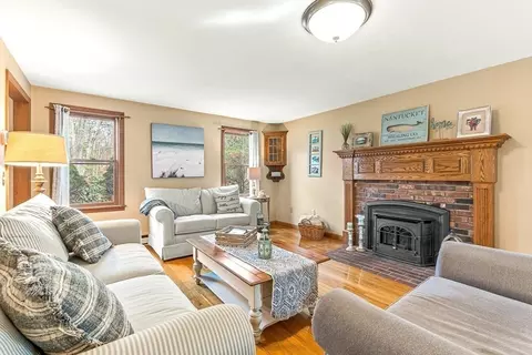 9 Thayer St, Upton, MA 01568 photo 3