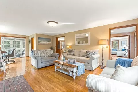 9 Thayer St, Upton, MA 01568 photo 4