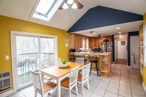 616 Cooley St, Springfield, MA 01128 photo 9
