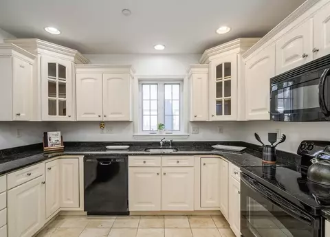 2101 Briarwood Vlg #2101, Clinton, MA 01510