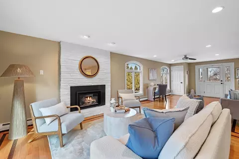 Living - 8 Links Rd, Gloucester, MA 01930 photo 2 of 5