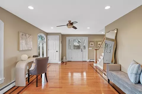 Entry Way - 8 Links Rd, Gloucester, MA 01930 photo 2 of 4